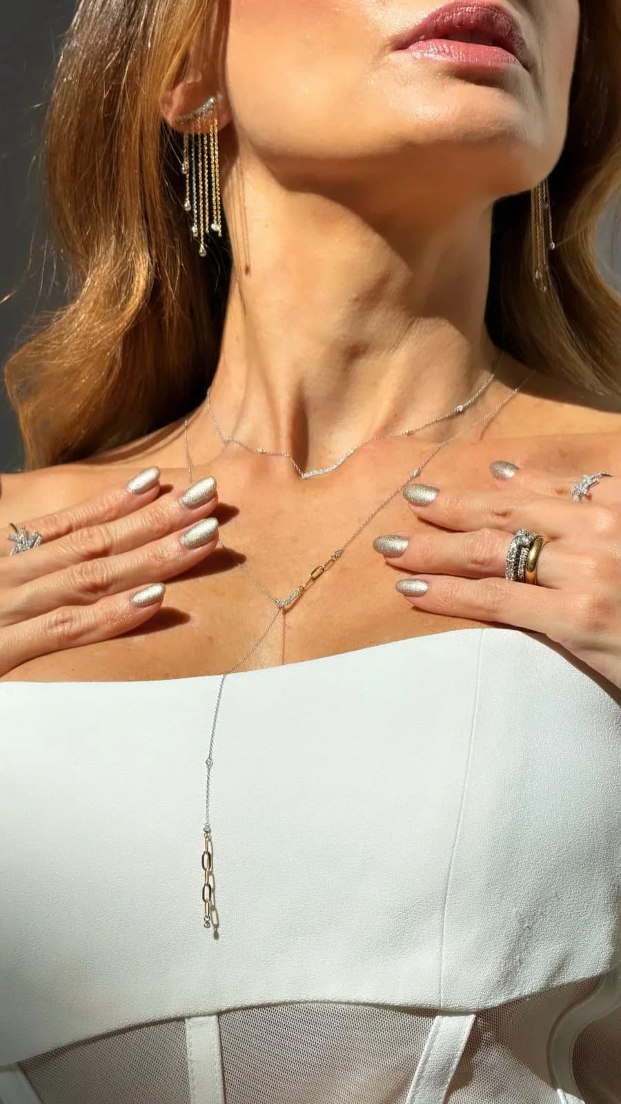 Mulher usando o conjunto Compasso: ear cuff, choker, gravatinha e anéis