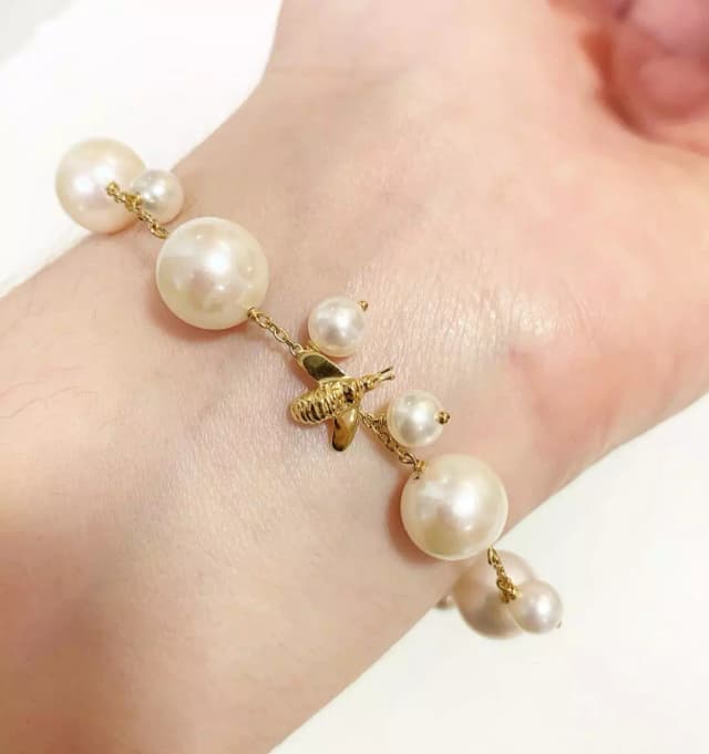 PULSEIRA BEE EM OURO AMARELO 18K, COM PÉROLAS BRANCAS.