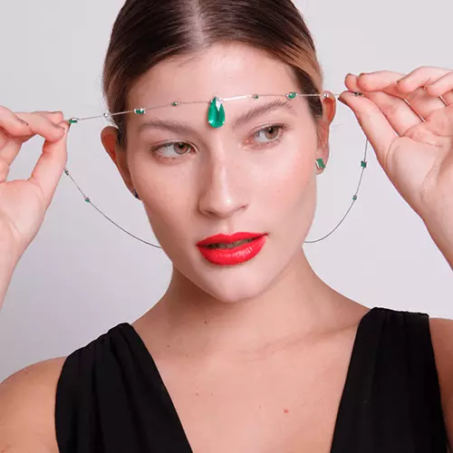 COLAR LONGO EM OURO BRANCO COM ESMERALDA EXTRA - 16MM