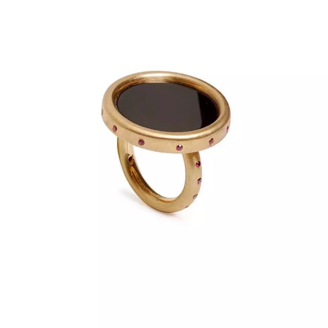 ANEL FLAT EM OURO FOSCO 18K, COM ONIX E SAFIRAS.