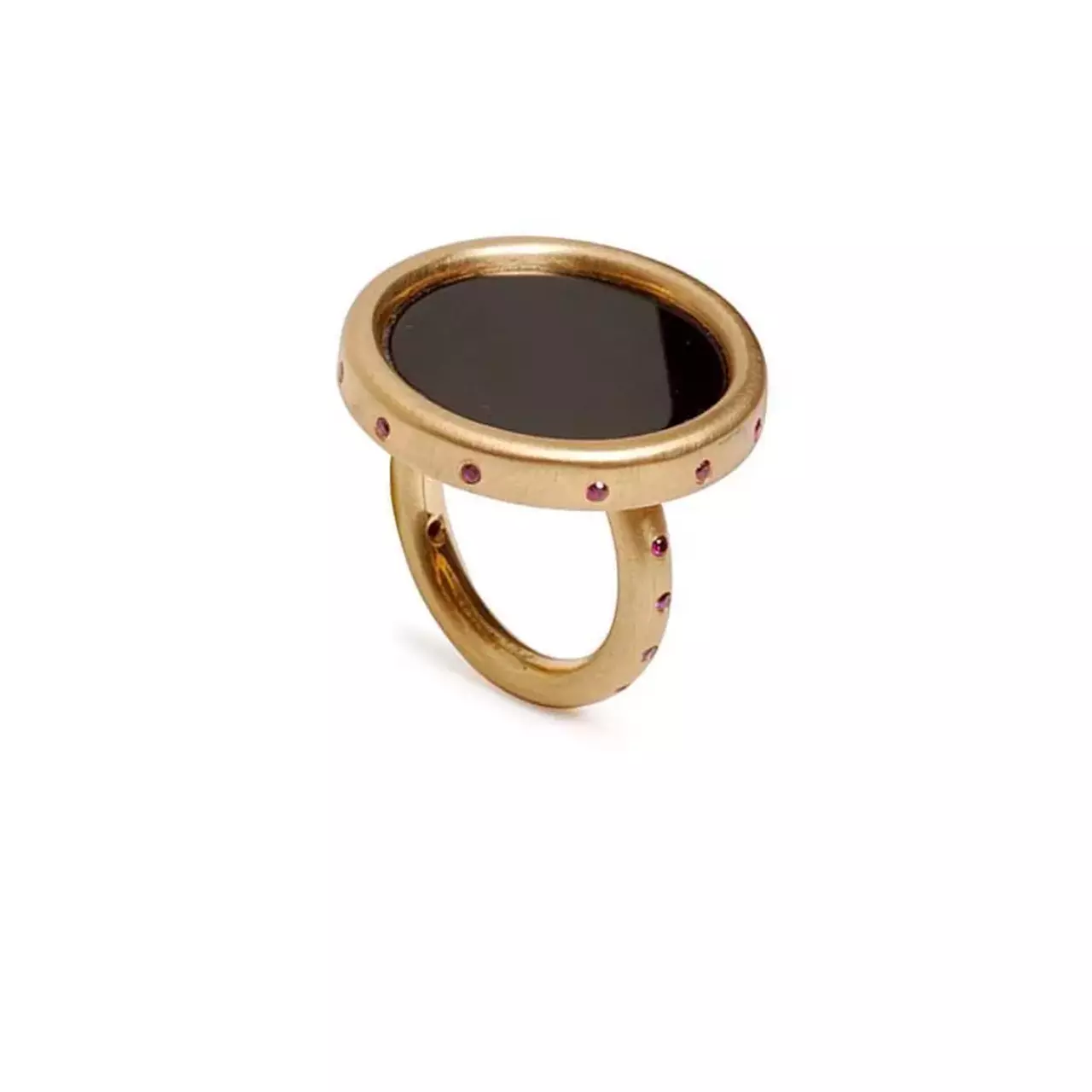 ANEL FLAT EM OURO FOSCO 18K, COM ONIX E SAFIRAS.