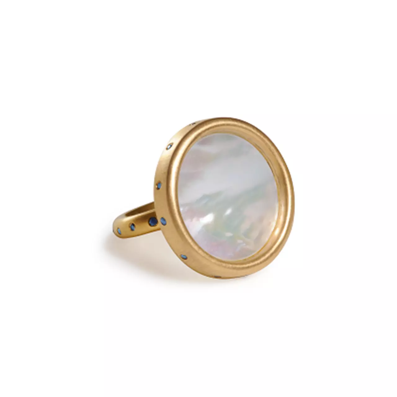 ANEL FLAT EM OURO FOSCO 18K, COM MADREPÉROLA E SAFIRAS.