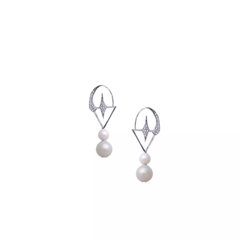 BASE BRINCO VINÍCIUS EM OURO BRANCO 18K, COM PÉROLAS E DIAMANTES.