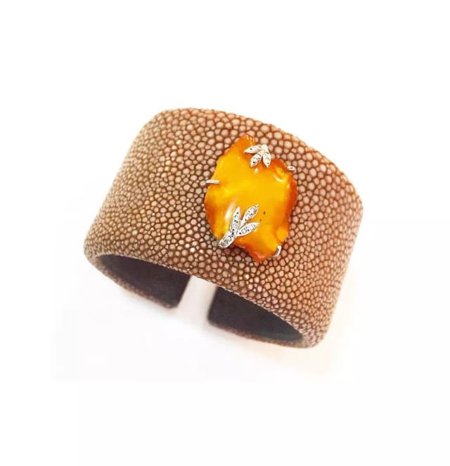BRACELETE EM GALUCHAT, OURO AMARELO 18K DIAMANTES E AMBAR.
