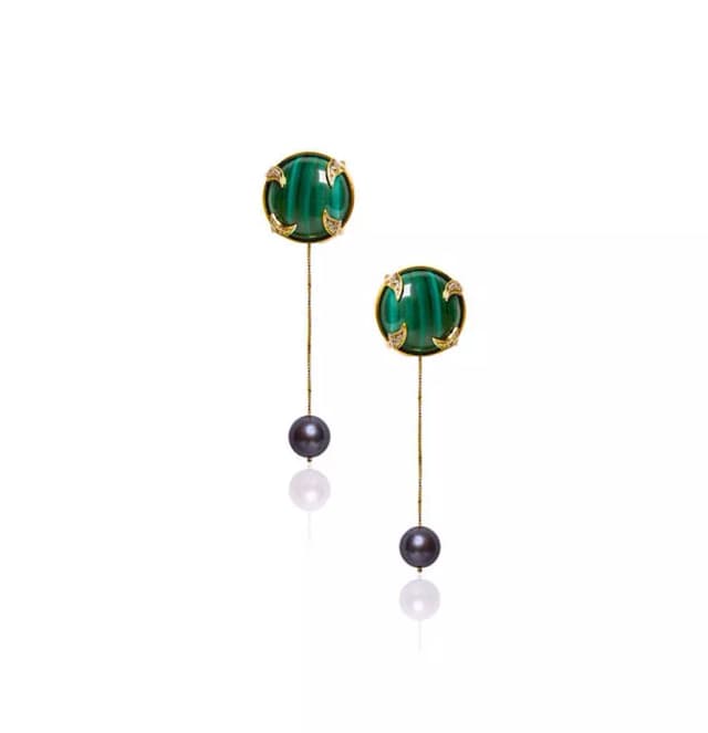 BRINCO DE MALAQUITA E DIAMANTES COM APLIQUE DE FIO DE OURO E PéROLA