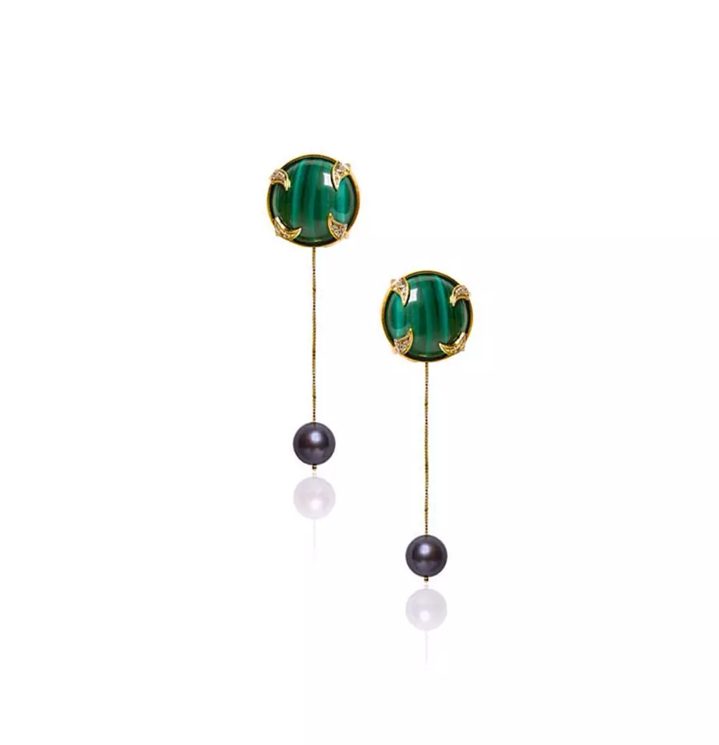 BRINCO DE MALAQUITA E DIAMANTES COM APLIQUE DE FIO DE OURO E PéROLA