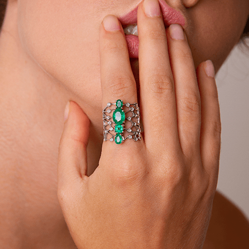 ANEL SUBLIME DE ESMERALDAS E DIAMANTES