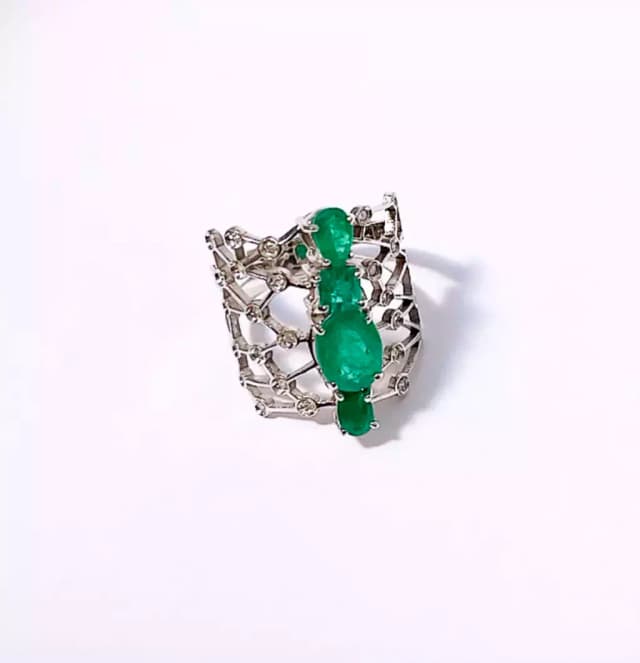 ANEL SUBLIME DE ESMERALDAS E DIAMANTES