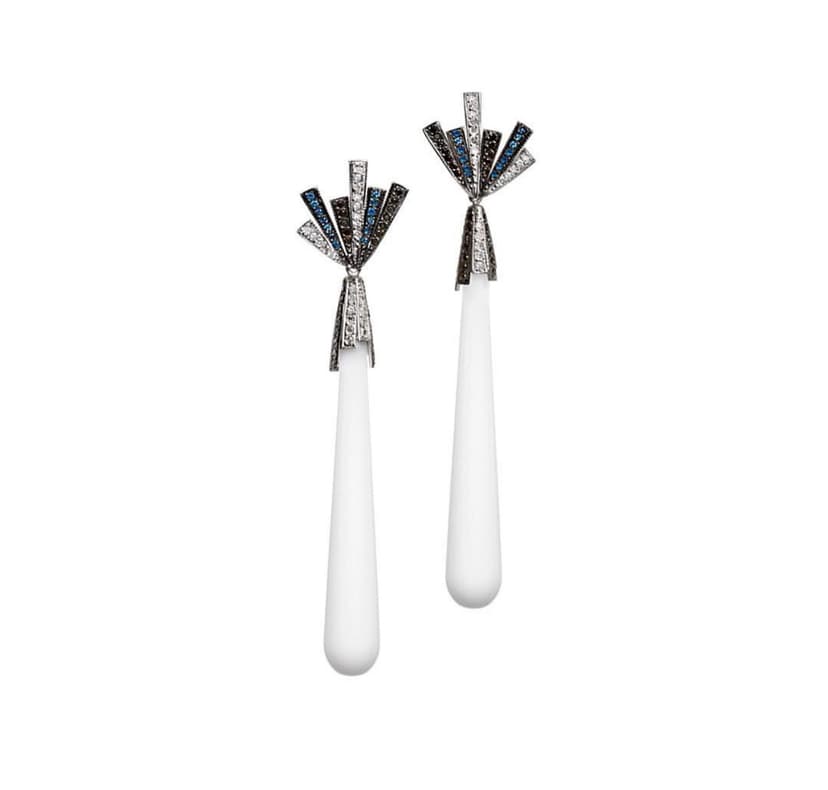 BRINCO LONGO COM DIAMANTES E áGATA