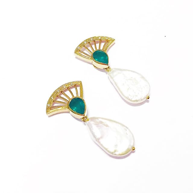BRINCO LEQUE EM OURO AMARELO ESMERALDA E DIAMANTES COM APLIQUE DE PéROLA BARROCA