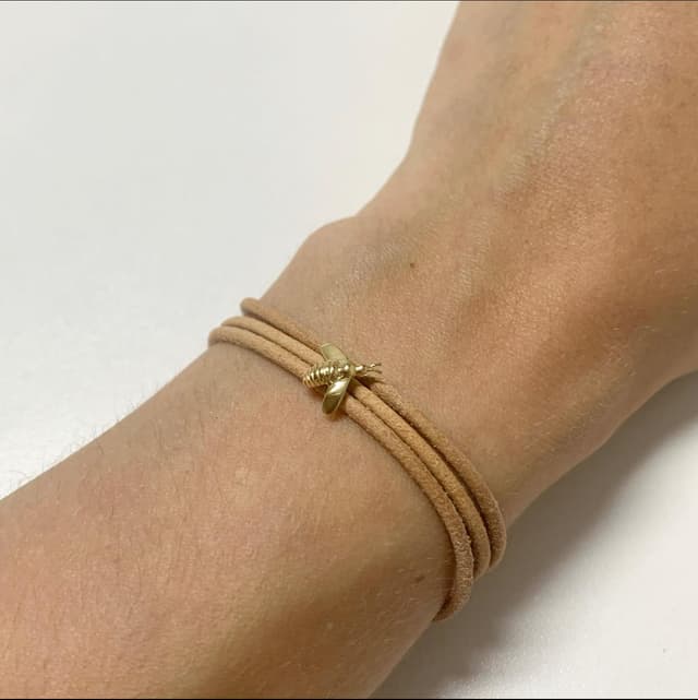 Pulseira em Couro e Abelhinha em Ouro 18K (80CM)