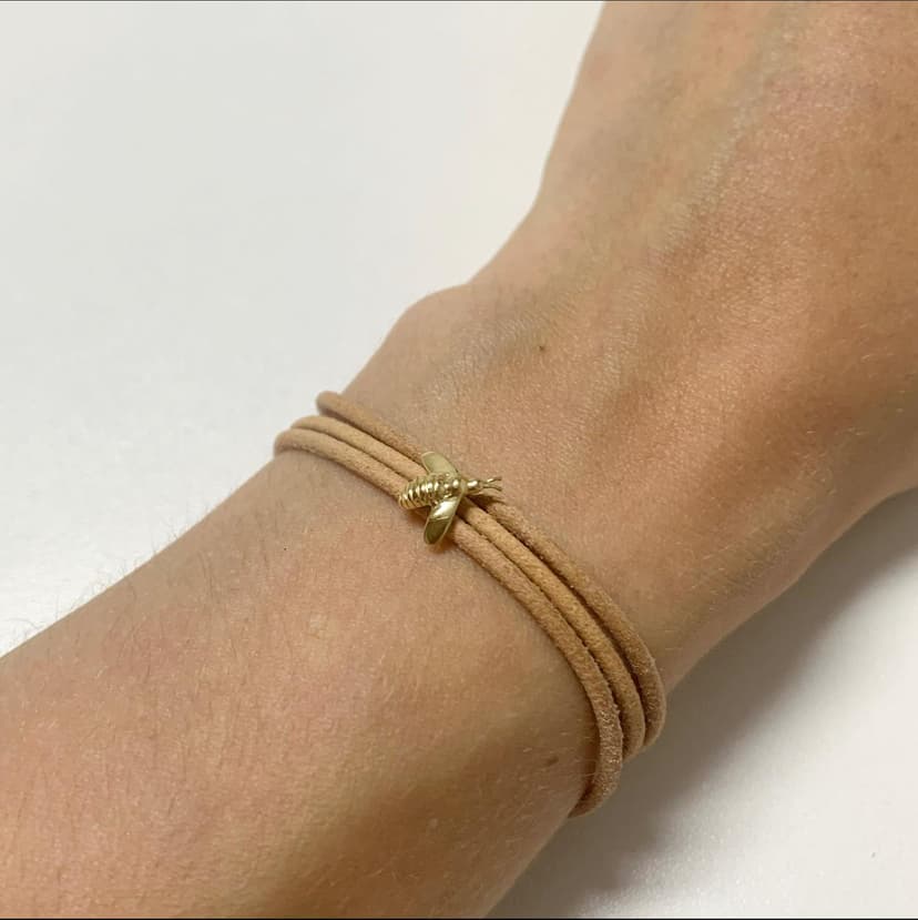 Pulseira em Couro e Abelhinha em Ouro 18K (80CM)