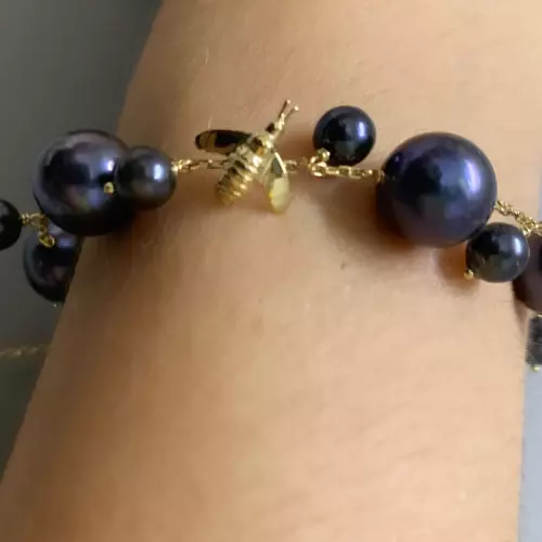 PULSEIRA BEE EM OURO AMARELO 18K, COM PÉROLAS NEGRAS