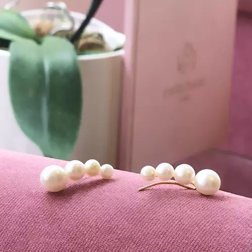 EAR CUFF EM OURO AMARELO 18K COM PÉROLAS CULTIVADAS BRANCAS