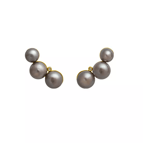 EAR CUFF ENERGIA EM OURO AMARELO 18K COM PÉROLAS COR CAPUCCINO E DIAMANTES.
