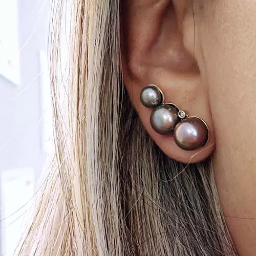 EAR CUFF ENERGIA EM OURO AMARELO 18K COM PÉROLAS COR CAPUCCINO E DIAMANTES.