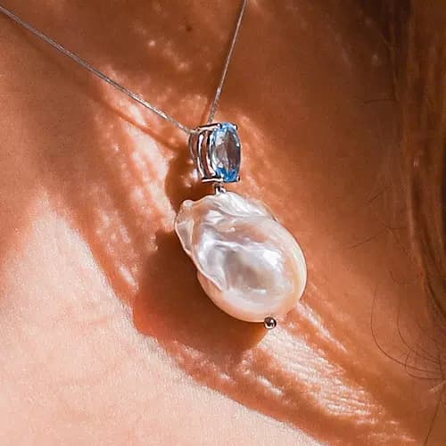COLAR DROP SINGULAR PÉROLAS BARROCAS COM TOPÁZIO SKY EM OURO BRANCO