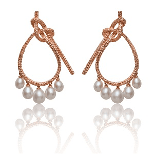 BRINCO LAIS DE GUIA, EM OURO AMARELO 18K, COM PÉROLAS.