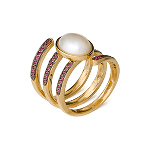 ANEL CLAIR EM OURO AMARELO 18K, COM RUBIS E PÉROLAS.