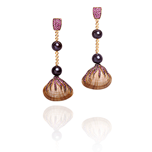 BRINCO ARPOADOR DE CONCHA EM OURO 18K, COM DIAMANTES, RUBIS, PÉROLAS E CONCHAS NATURAIS.