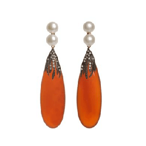 BRINCO PRAIA DO DIABO EM OURO AMARELO 18K, COM DIAMANTES, PÉROLAS E ÁGATA VERMELHA.