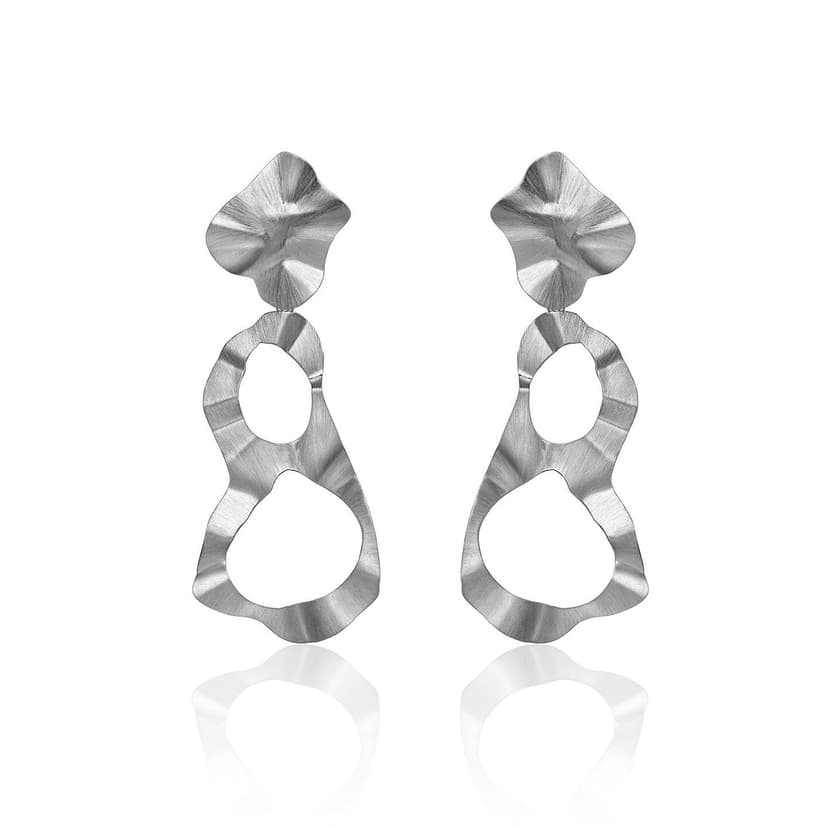 BRINCO SENSITIVE EM OURO BRANCO INSÓLITO COM APLIQUE VAZADO EM OURO BRANCO