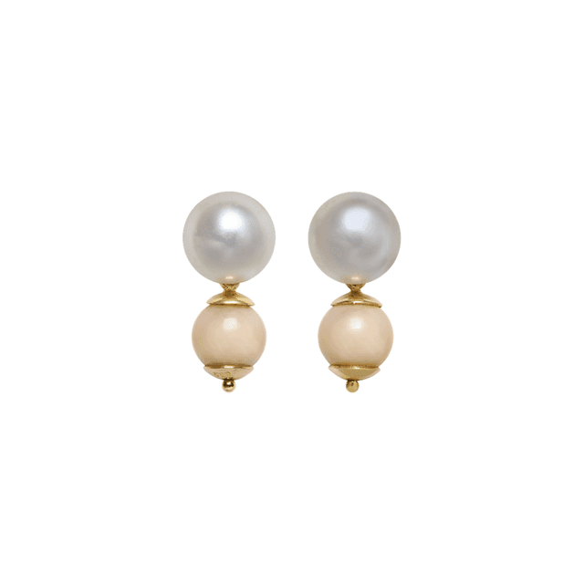BRINCO EM OURO AMARELO 18K, COM PÉROLA E CORAL.