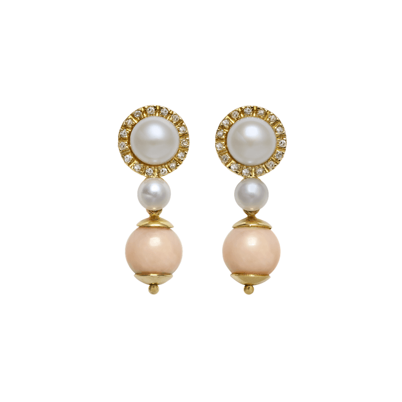 BRINCO EM OURO AMARELO 18K, COM PÉROLAS, CORAL E DIAMANTES.