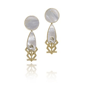 BRINCO PRIMEIROS PASSOS EM OURO AMARELO 18K, COM MADREPÉROLA DIAMANTES E PRASIOLITA.