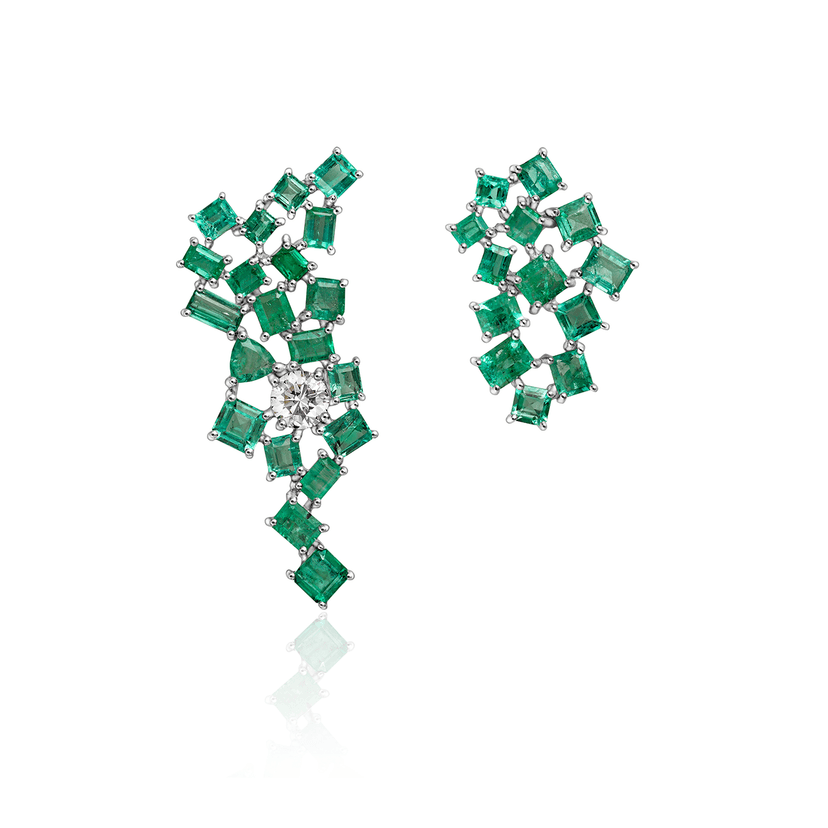 BRINCO ASSIMÉTRICO DE ESMERALDA E DIAMANTE EM OURO BRANCO 18K