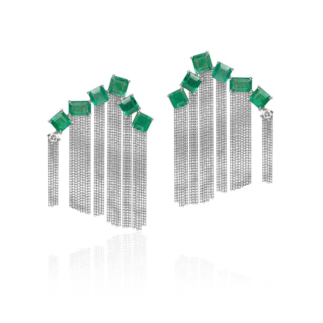 Brinco Ritmo - com Esmeraldas Quadradas e Retangulares e Franjas em Ouro Branco