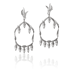 BRINCO ORVALHO EM OURO BRANCO 18K, COM DIAMANTES E PÉROLAS.