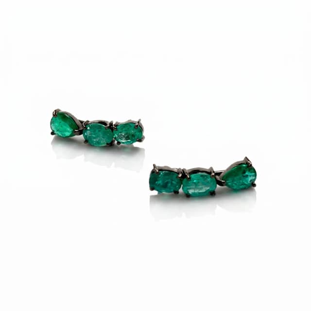 Ear Cuff com Esmeraldas e Rodio Negro