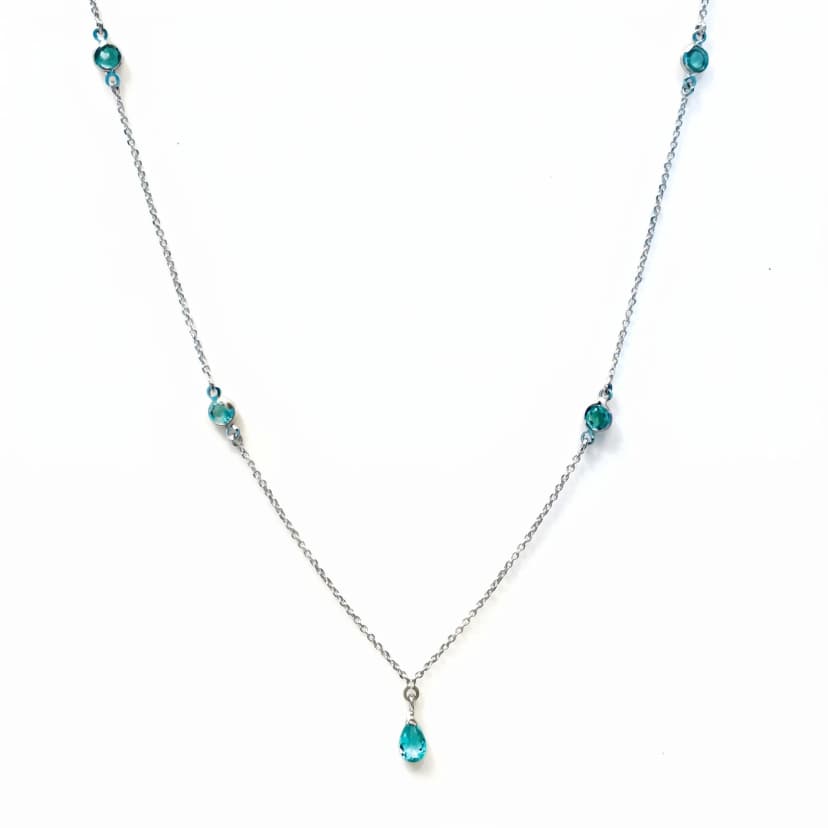 Colar com Gota de Esmeralda 7MM e Seis Ponto de Luz em Ouro Branco 18K ( 60 CM )