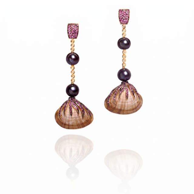 Brinco Arpoador de Concha em Ouro 18K, com Diamantes, Rubis, Pérolas e Conchas Naturais