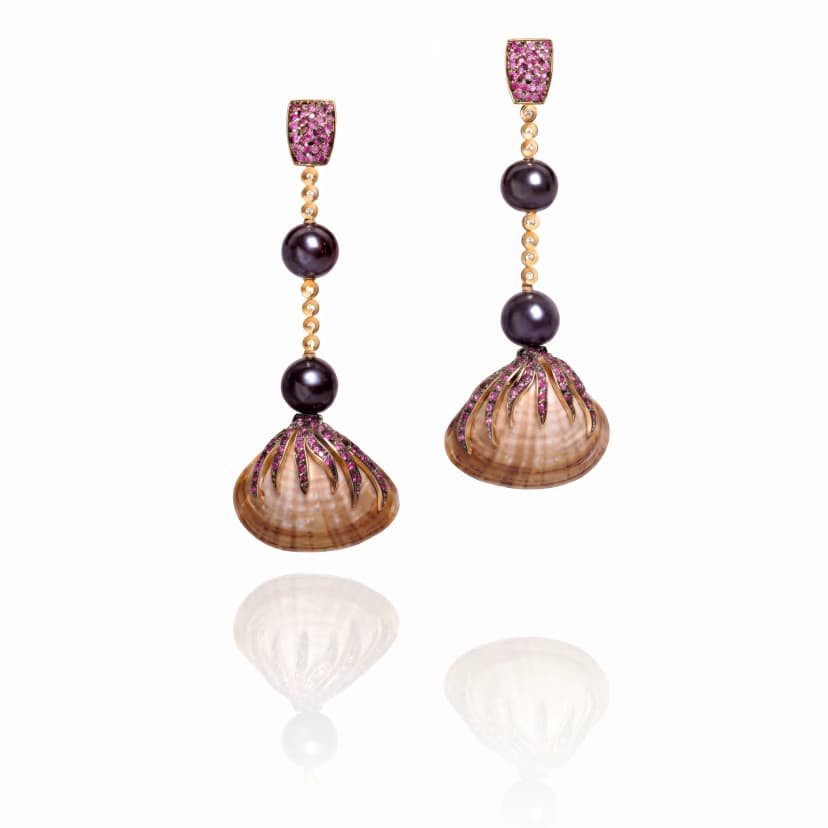 Brinco Arpoador de Concha em Ouro 18K, com Diamantes, Rubis, Pérolas e Conchas Naturais