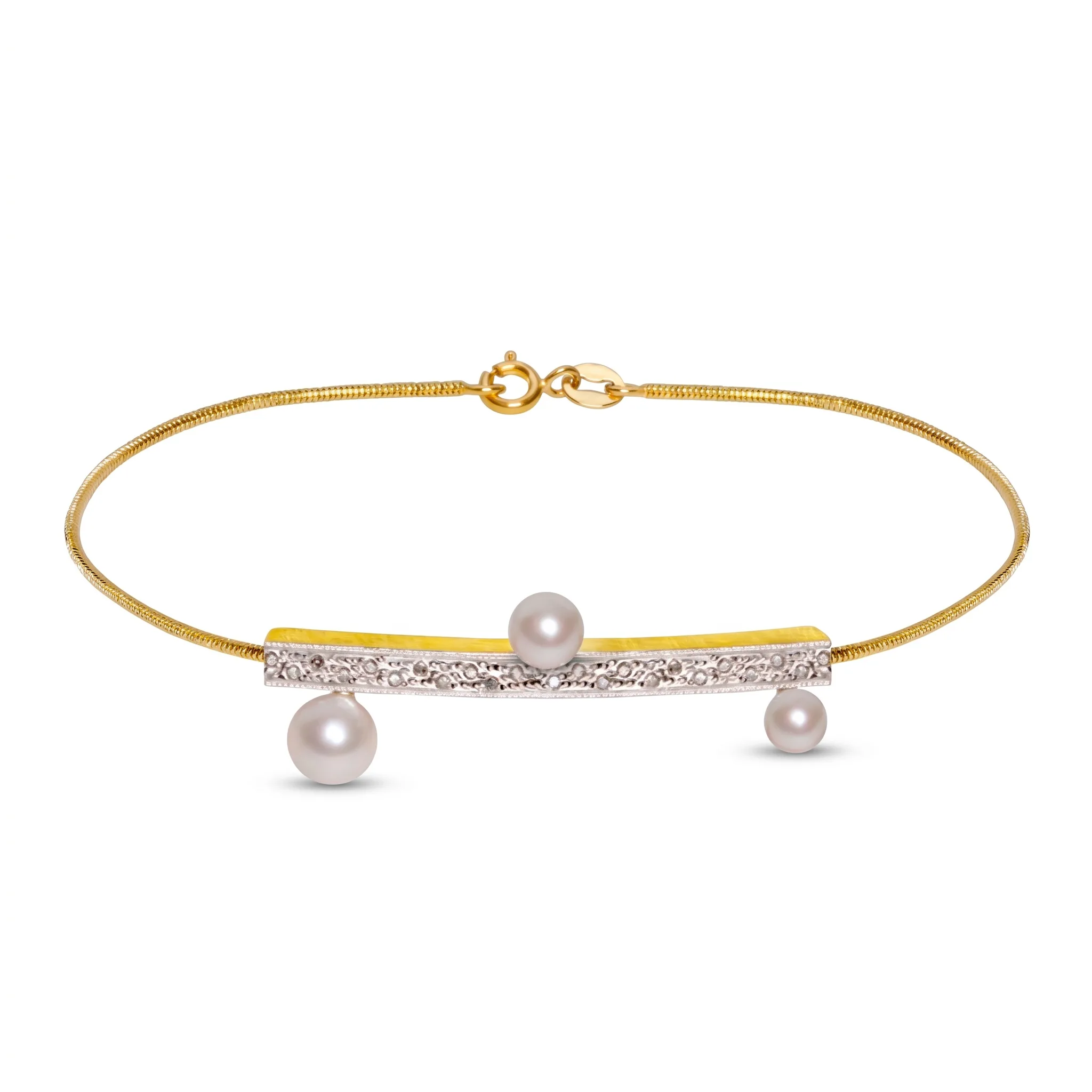 Pulseira Greek Meander Travessão em Ouro Amarelo 18K, com Pérolas Brancas e Diamantes