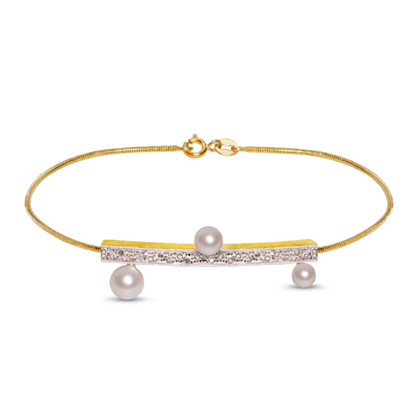 Pulseira Greek Meander Travessão em Ouro Amarelo 18K, com Pérolas Brancas e Diamantes