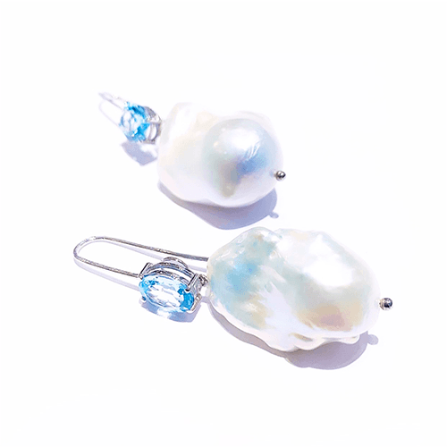 Brinco Drop Singular em Ouro Branco e Topázio Sky